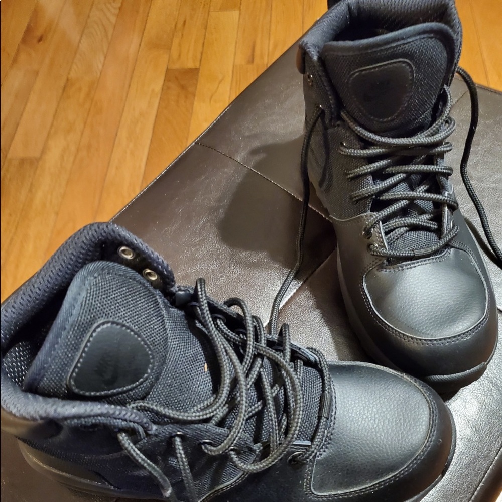 Nike Manoa Big kids Boots!!